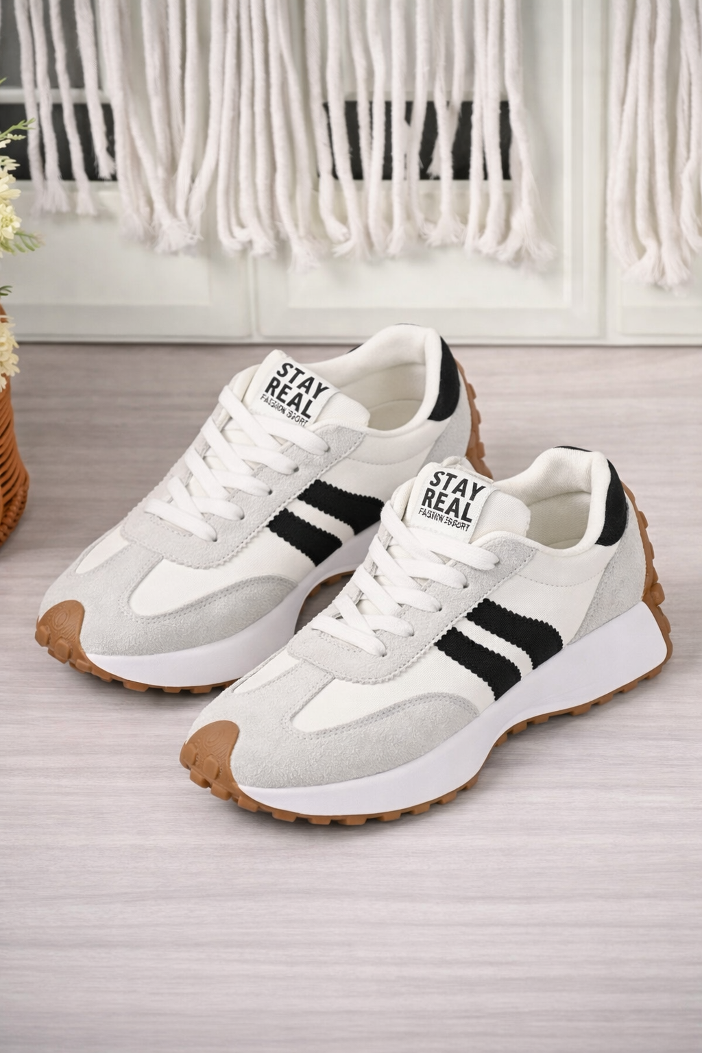 Women’s Lightweight White Sneakers – Breathable Casual Low-Top Shoes for Spring & Autumn