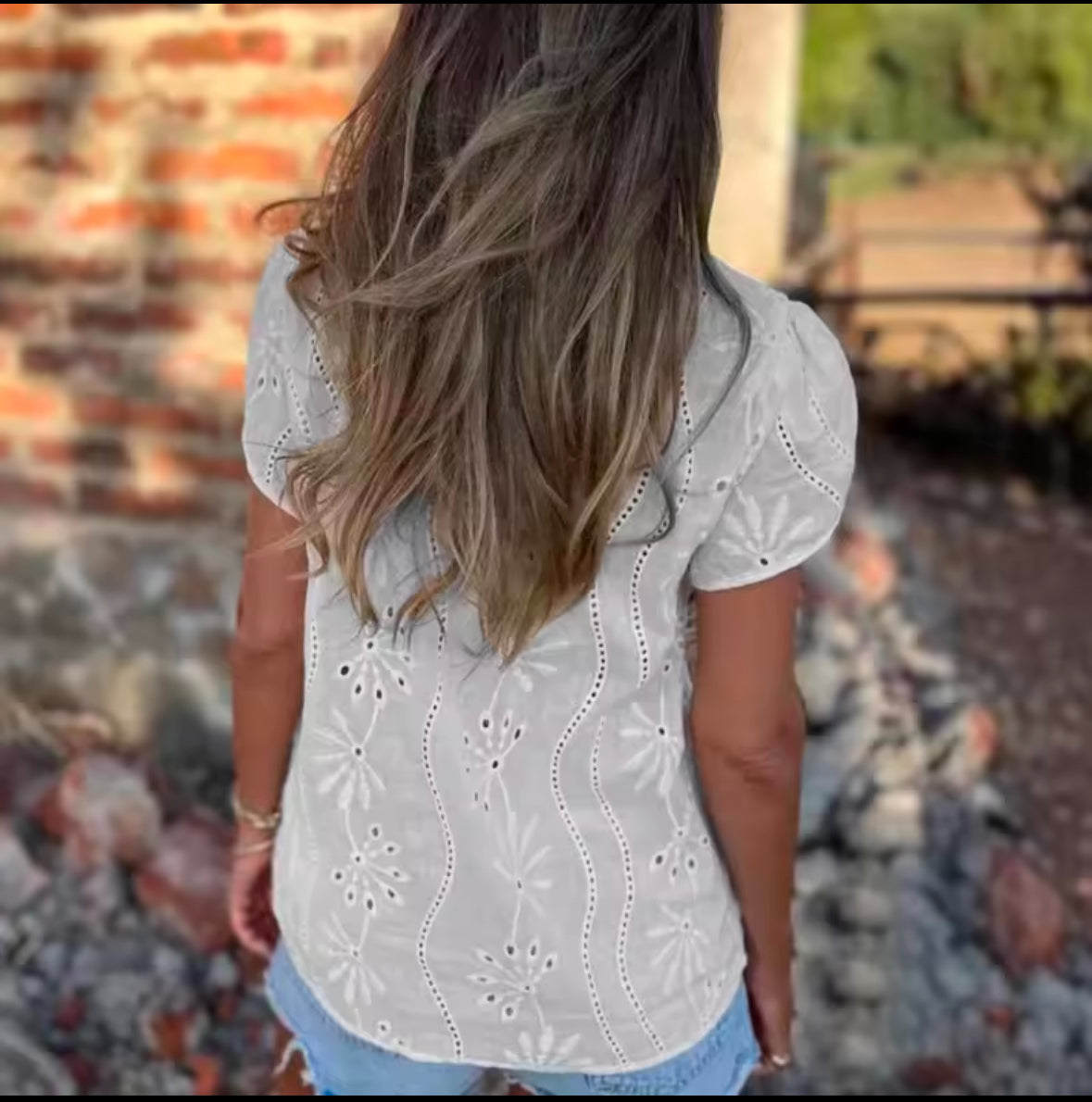 EMERY ROSE Women’s V-Neck Puff Sleeve Top – Chic Short Sleeve Shirt for Effortless Summer Elegance