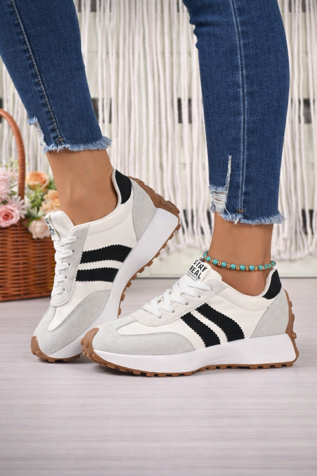Women’s Lightweight White Sneakers – Breathable Casual Low-Top Shoes for Spring & Autumn