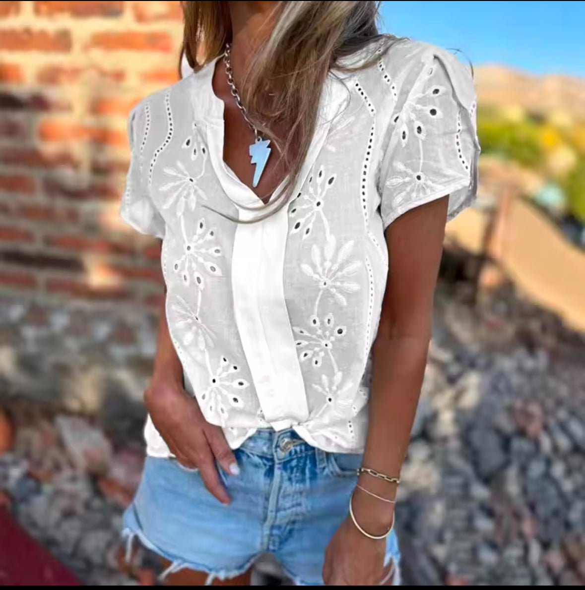 EMERY ROSE Women’s V-Neck Puff Sleeve Top – Chic Short Sleeve Shirt for Effortless Summer Elegance