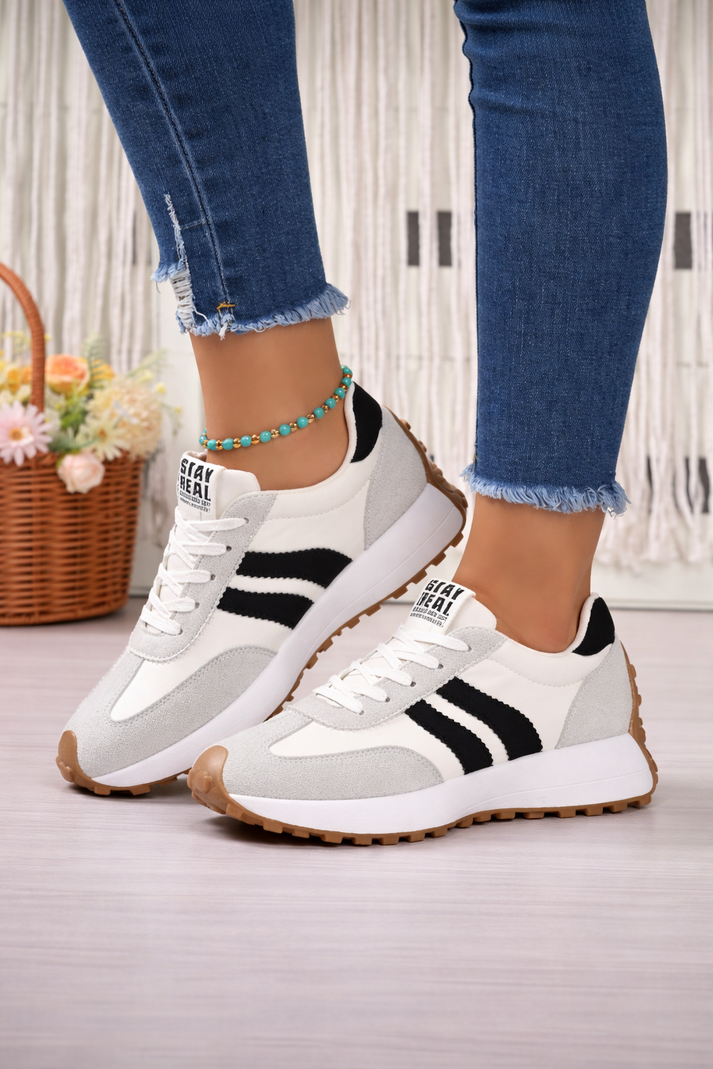 Women’s Lightweight White Sneakers – Breathable Casual Low-Top Shoes for Spring & Autumn
