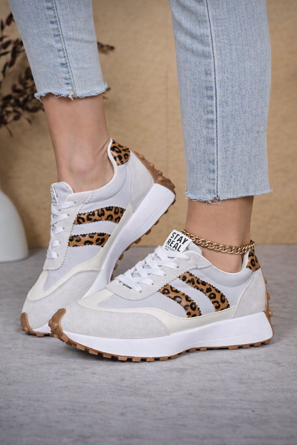 Women’s Lightweight White Sneakers – Breathable Casual Low-Top Shoes for Spring & Autumn