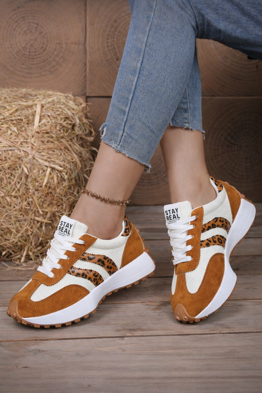 Women’s Lightweight White Sneakers – Breathable Casual Low-Top Shoes for Spring & Autumn