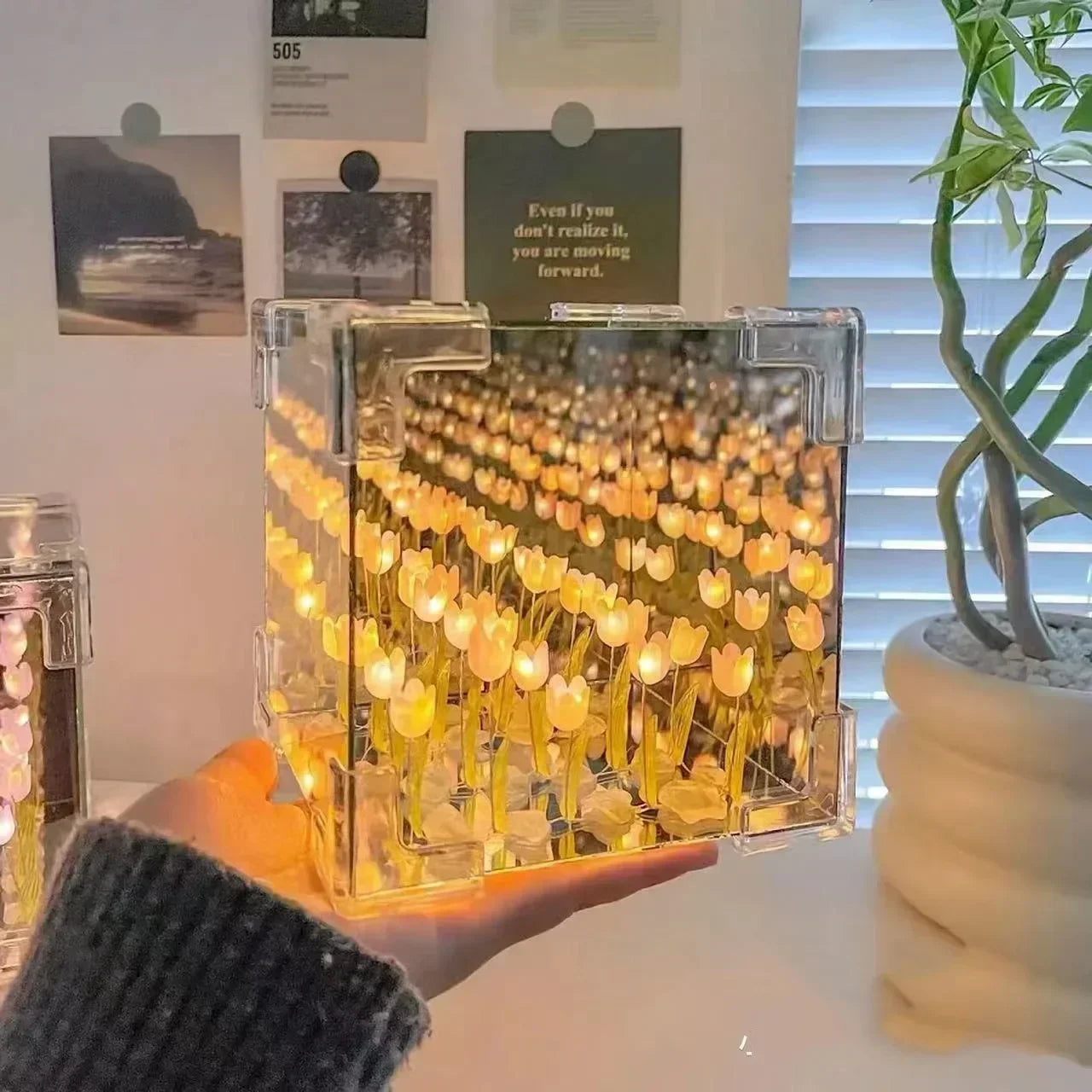 Tulip Flower Cube – Elegant Home Décor, Unique Floral Arrangement for Modern Interiors