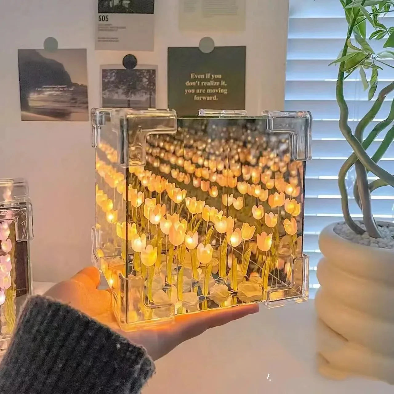 Tulip Flower Cube – Elegant Home Décor, Unique Floral Arrangement for Modern Interiors